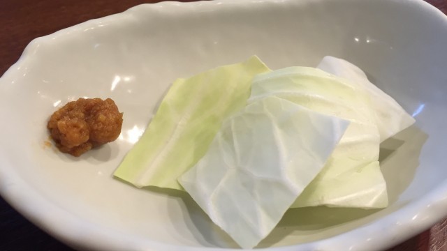 奈良味噌付けて食べるキャベツ